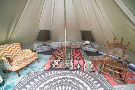 Boho Off-Grid Glamping at Honeysuckle Springs Отели в г. Косби
