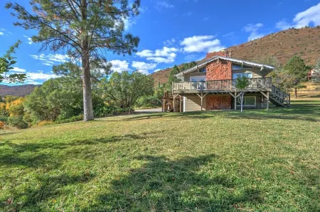 Nicely Appointed Family Home w/ Mt. Sopris Views Near Town, 7 mi. to Skiing! Отели рядом с достопримечательностью «The Hideout at Glenwood Springs»