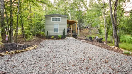 Mountain Abode Tiny House: Your Perfect Getaway Surrounded by Nature