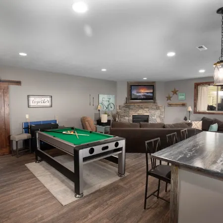Inspirational Ranch-SUPERBLY CLEAN with HOT TUB!!! Lower Unit w/2 walkout patios