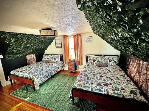 Large Modern Cabin w/balcony & large entertainment areas-hot tub and pool table! Hotels in Fayette County