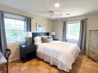 Cheerful 5-Bdrm Home  | Huge Fenced Yard  | Kid-Pet Friendly  | Near it all! Hotels in Lincolnia