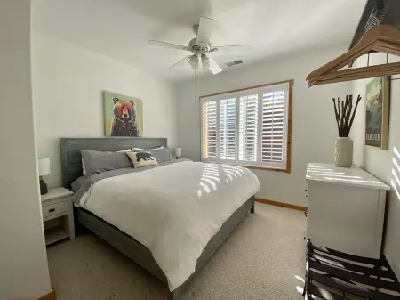 Family Friendly, Gorgeous Views and steps to Tahoe Donner Ski Hill