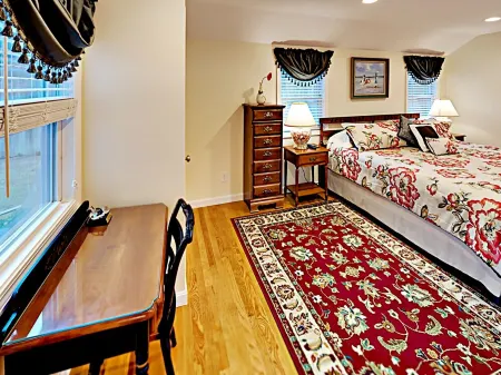 New, dog-friendly 5-bed home. Steps to Keyes Beach, Main Street, and Harbor!