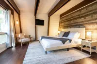 6BR Modern Massanutten Chalet with Hot Tub, Sauna