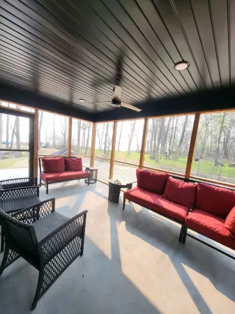 Newly Built Cedarpoint Cottage -Cozy and Relaxing on Jessie Lake -Pet Friendly