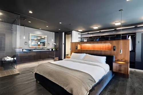 Modern City Loft in Downtown River District