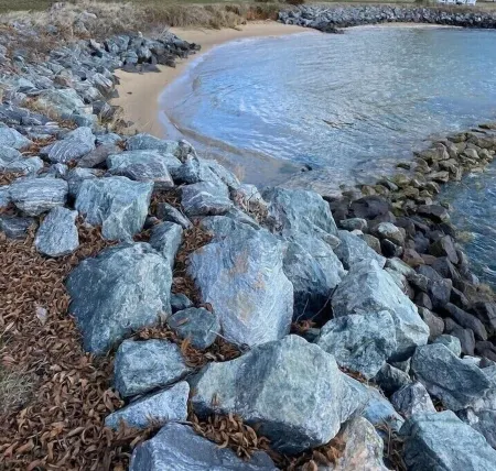 Historic Waterfront Escape • Dock, Deck, Fire Pit, Views, Peace & Kayaks