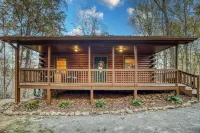 Dog-Friendly Log Cabin with Mountain Views, Hot Tub & Game Room — Near Downtown