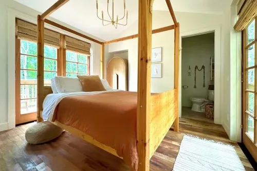 Romantic Luxe Cabin : Hot Tub, Private Trails : 32 Forested Acres : EV Charger