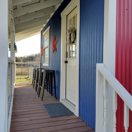 Texas Tin Star Tiny Home-Dusty Feathers Ranch. 9acres. Close to Cedar Creek Lake