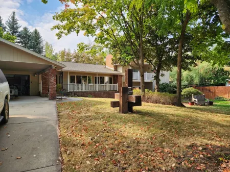 Large House in Pullman, Go Cougs!