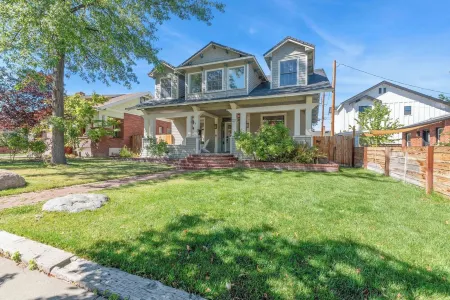 6BR Midtown Escape - Perfect for Groups, Sleeps 12 Отели рядом с достопримечательностью «Университет Невада, Рино»