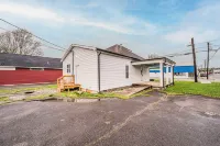 Charming 2-bedroom house newly updated in tranquil Franklin, walk to the square