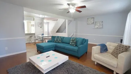 Spacious-3 Level Townhome/NorthHills/Pets