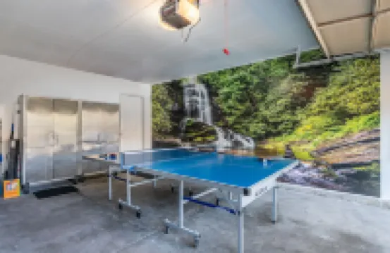 Gorgeous 2 Br Retreat with 2 Car Garage. Walk to Shops, Trails, & Brewery Wow!!!