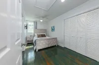 3 Mins to DT | Pickleball | Hot Tub | Game Room