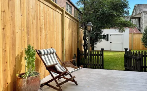 Walk to everything! Quiet downtown guest cottage.