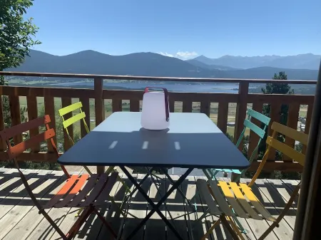 Bottom of chalet splendid view on lake, 4-6 persons Отели в г. Лез Англь