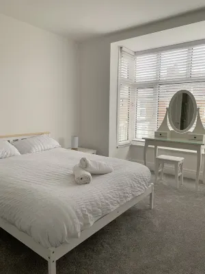 Iris home in Southsea, Portsmouth. 15 minute walk to the seafront!