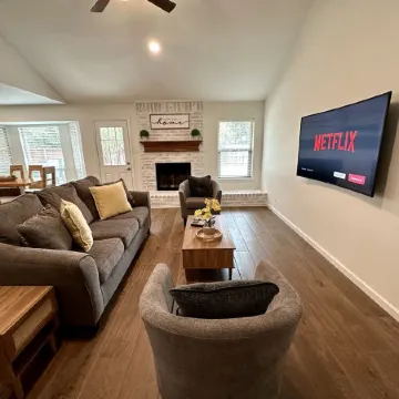 Central, Familial, w/ GAME Room, FIRE Pit, KING Bed ★ 4.6 mi from DFW Airport+