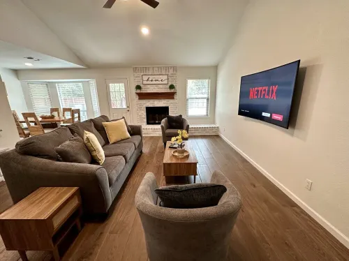 Central, Familial, w/ GAME Room, FIRE Pit, KING Bed ★ 4.6 mi from DFW Airport+