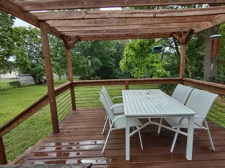 Charming 3-bedroom house with WiFi, and fenced-in backyard in serene Byrnes Mill