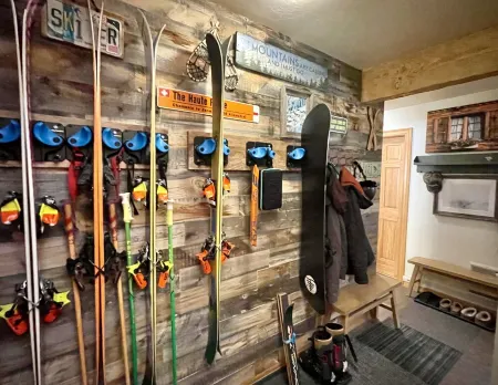 "Le Chalet Après" - Stylish Alpen Townhome - Walk to Express Bus