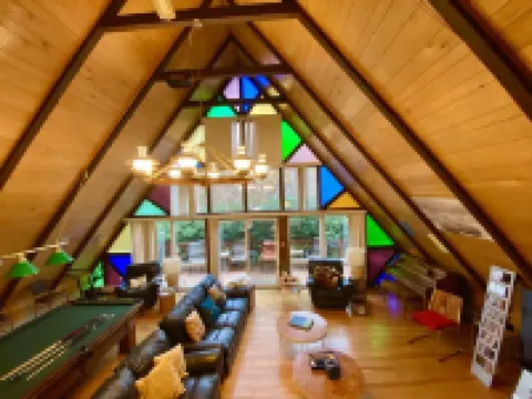 By the Lake💥3.5 M to Ski Resort💥Huge Deck💥Privacy💥NEW Hot Tub💥Fast Wi-Fi💥Piano