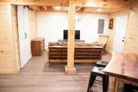 Bright & quiet cabin near mountain attractions