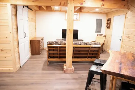 Bright & quiet cabin near mountain attractions