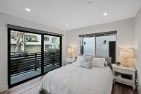 Luxury 2 Bed w/ Huge Sun Deck, A/C, fast WiFi, 10 minute walk to Beach