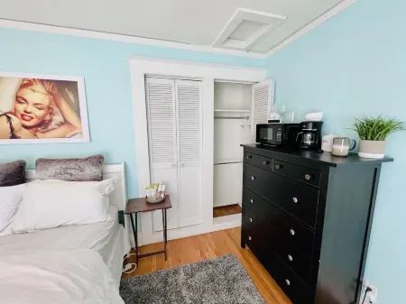 Private entrance with pool Mother-in-law Suite Отели рядом со станцией Fresno Station