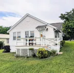 Charming cottage with 3 bed, 2 bath, and amenities in enchanting Guntersville. Hotels near Homer B. Wilson Jr Vintage Museum