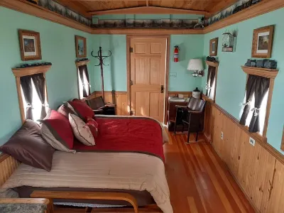 Authentic Wooden Rock Island Railroad Caboose Days End Campground, Cabins and RV Park附近的飯店