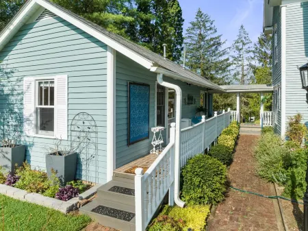 Garden Studio on Main - A perfect combination of modern amenities & convenience