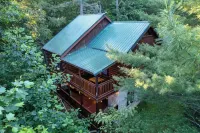 Hot Tub and Foosball Bliss at Smoky Mountain's Dreamcatcher Cabin! Hotel dekat Parrot Mountain Sign