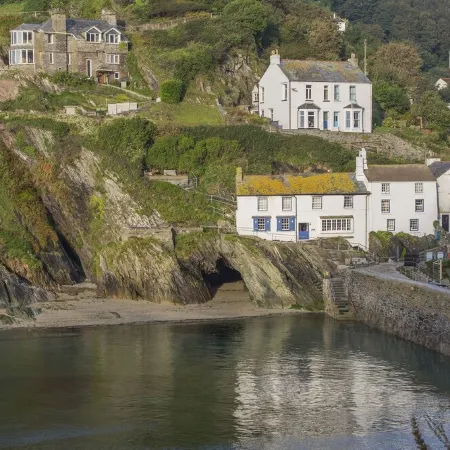 Stunning house right by the sea, spectacular far reaching sea views in Polperro