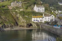 Stunning house right by the sea, spectacular far reaching sea views in Polperro