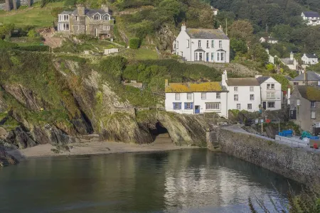 Stunning house right by the sea, spectacular far reaching sea views in Polperro