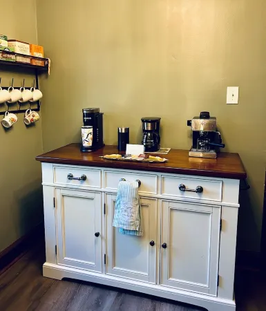 Comfy Tudor in suburban setting, 5mi from Center City Philadelphia. Coffee bar!