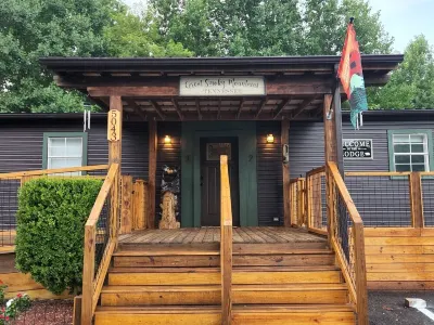 Modern Rustic Apt Across From Natl Park! King Bed and Ms Pac-Man Arcade Game