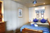 'Seabreeze' a unique Waterfront/Beachside property Hotel dekat The Crommelin Native Arboretum