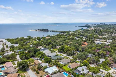 Sunset Oasis - Private Heated Pool Home Near Beach, Sponge Docks, Tarpon Springs