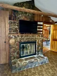 Log Cabin Retreat/Pet Friendly: Lake, Golf & Wine