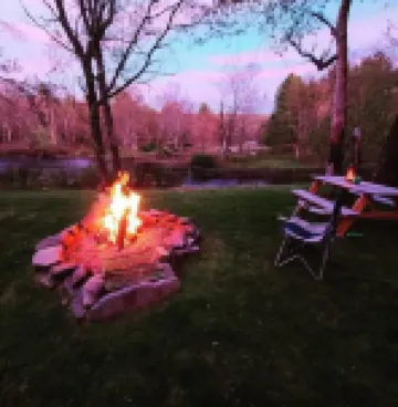 Riverfront cottage. Hiking, fishing, relaxing, pet friendly !