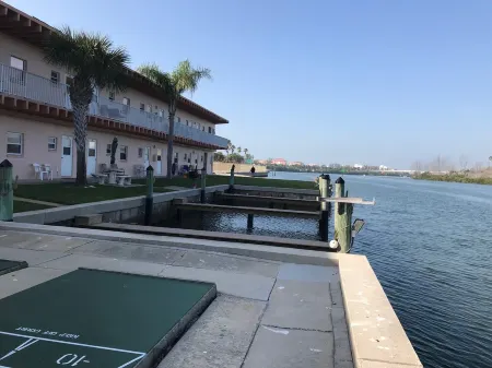 Cozy Condo in Indian Shores Beach Отели рядом с достопримечательностью «Тики Гарденс - Индиан-Шорс Бич Аксесс»