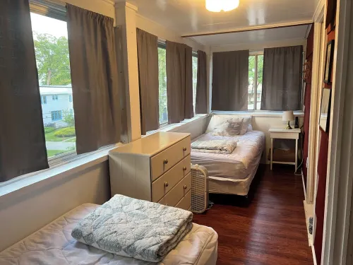 Spacious 5 Bedroom House On Double Lot In Lakeside One Block From The Lake!