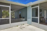 Cozy 2 Bedroom Englewood Home miles from the Beach
