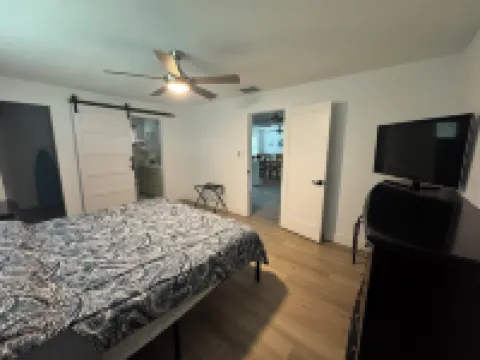 Peaceful House with fenced in backyard 麥格雷戈酒店